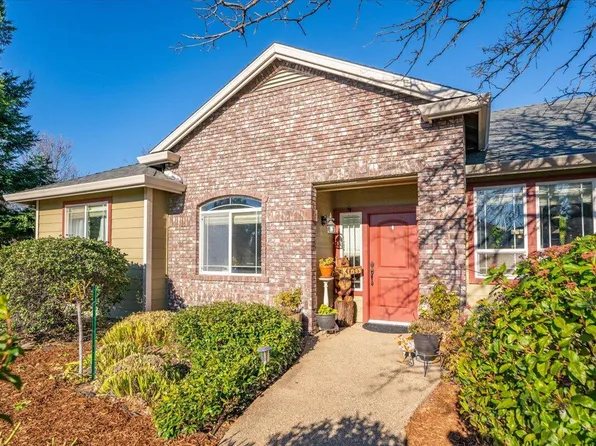 2122 Edinburgh Way, Redding, CA 96003