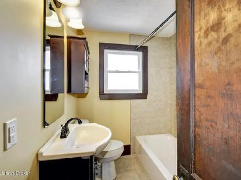 644 Ervay Ave — Photo 7