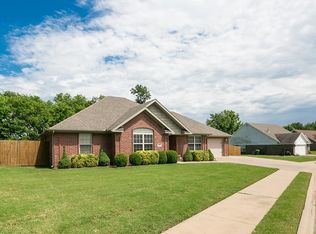 890 Harvest St, Centerton, AR 72719