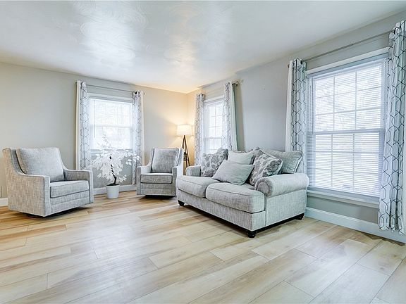 5th image of 46 Alderwood Ln