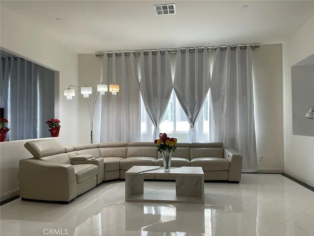 5 bed, 4651 sqft, $3,800 — Photo 3