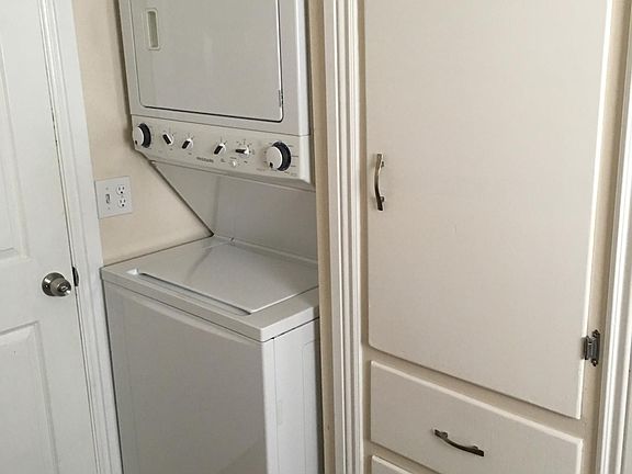 Washer/dryer & built- in storage.