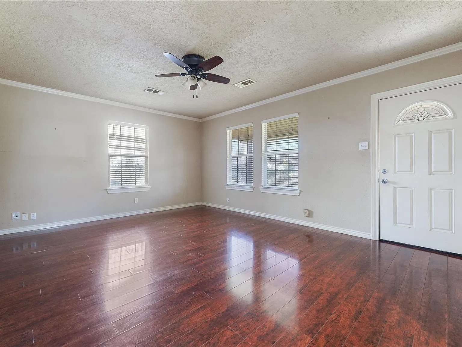 3 bed, 1.0 bath, 1186 sqft, $1,500 — Photo 4