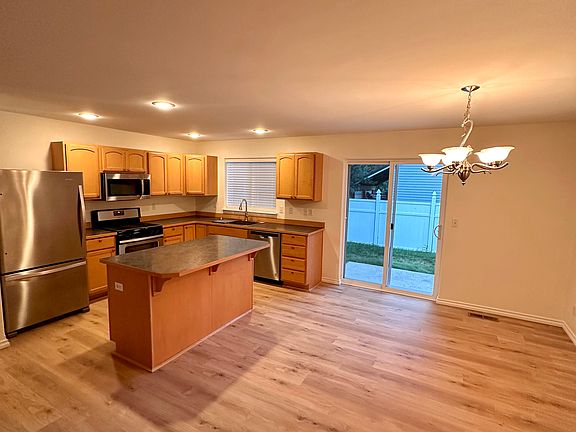 5th image of 414 Louis Ln