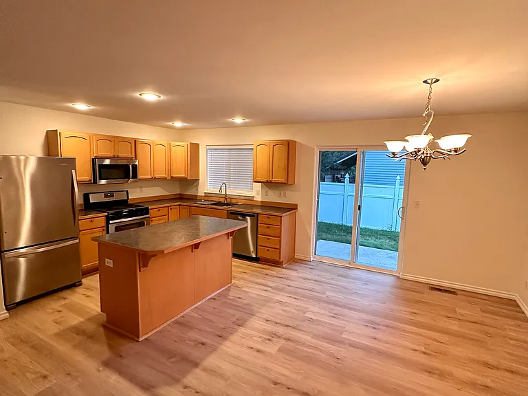 414 Louis Ln — Photo 5