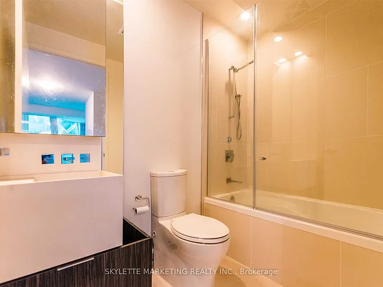 1 Bloor St E #422 — Photo 28