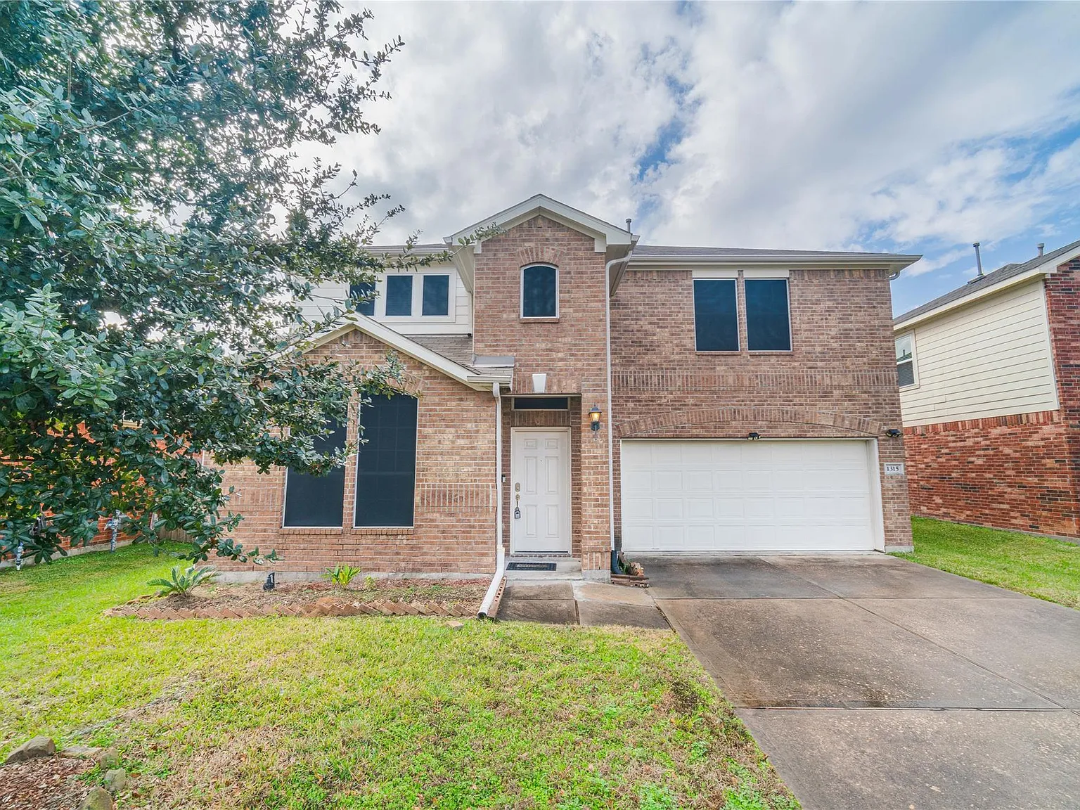 4 bed, 2.5 bath, 2814 sqft, $2,380 — Photo 1