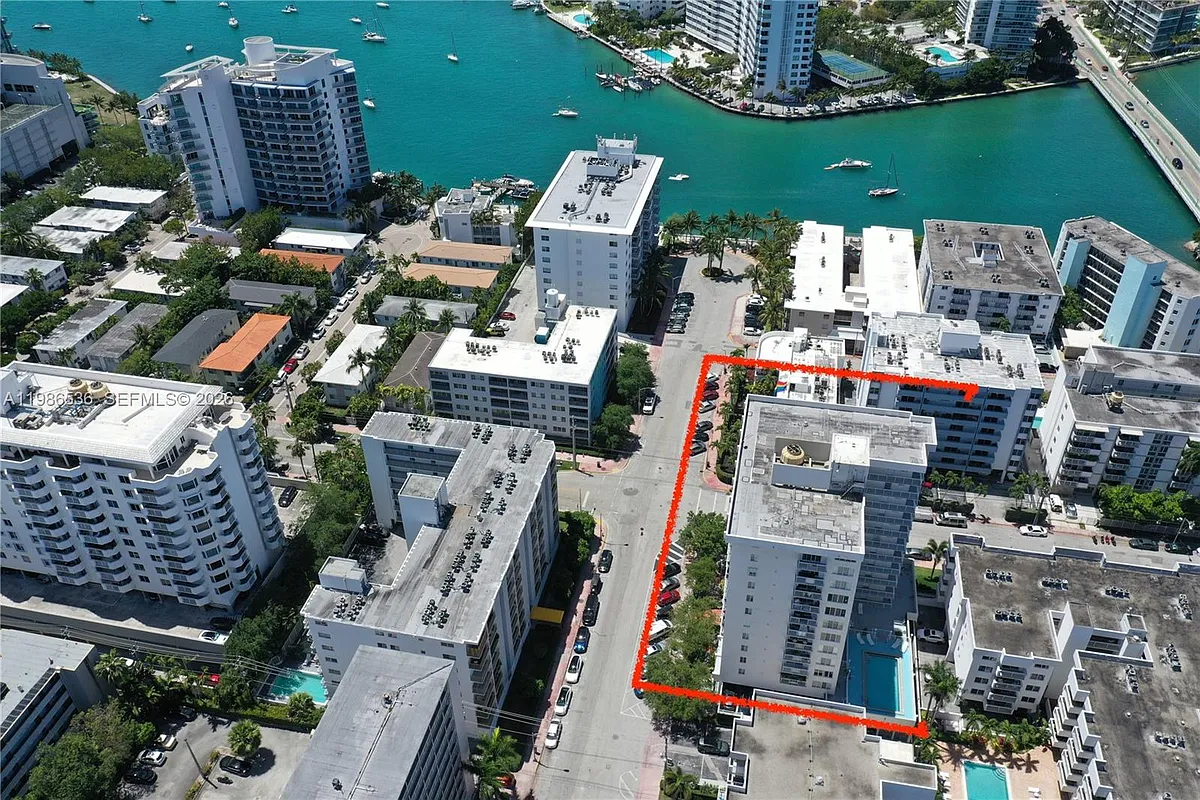 Building Photo - 1345 Lincoln Rd #402