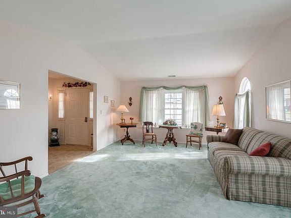 4th image of 22 Horseshoe Ln N