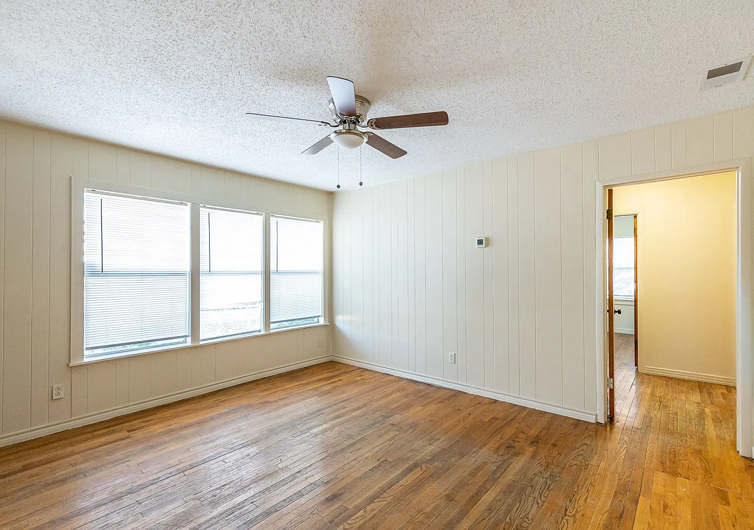 2 Bedroom, 1 Bath Home in the Medical District — Photo 3