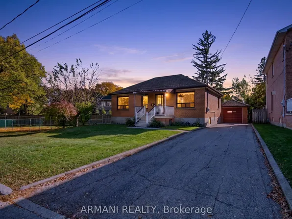 9 Lovilla Blvd, Toronto, ON M9M 1C4