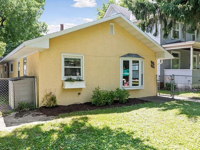 1686 W Marshall Ave — Photo 2