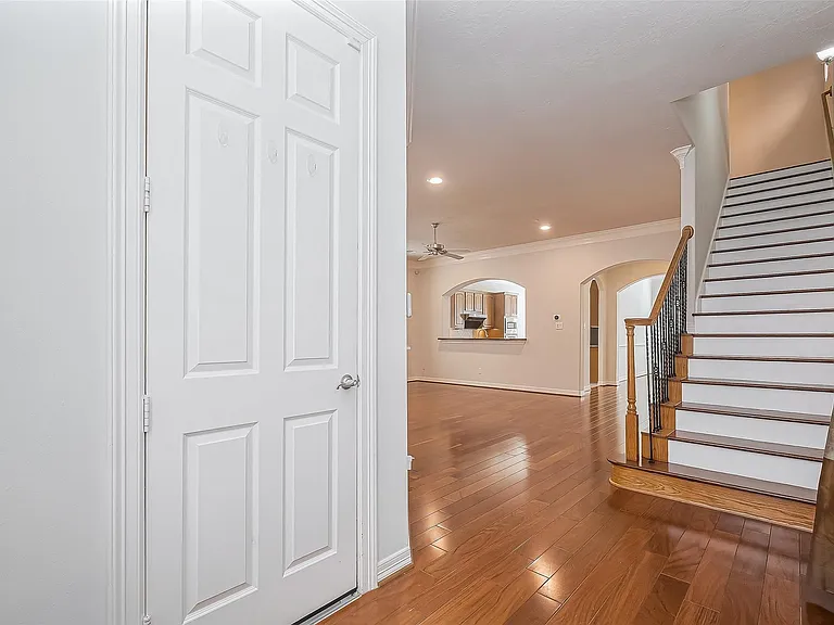 1522 Olive Park — Photo 3