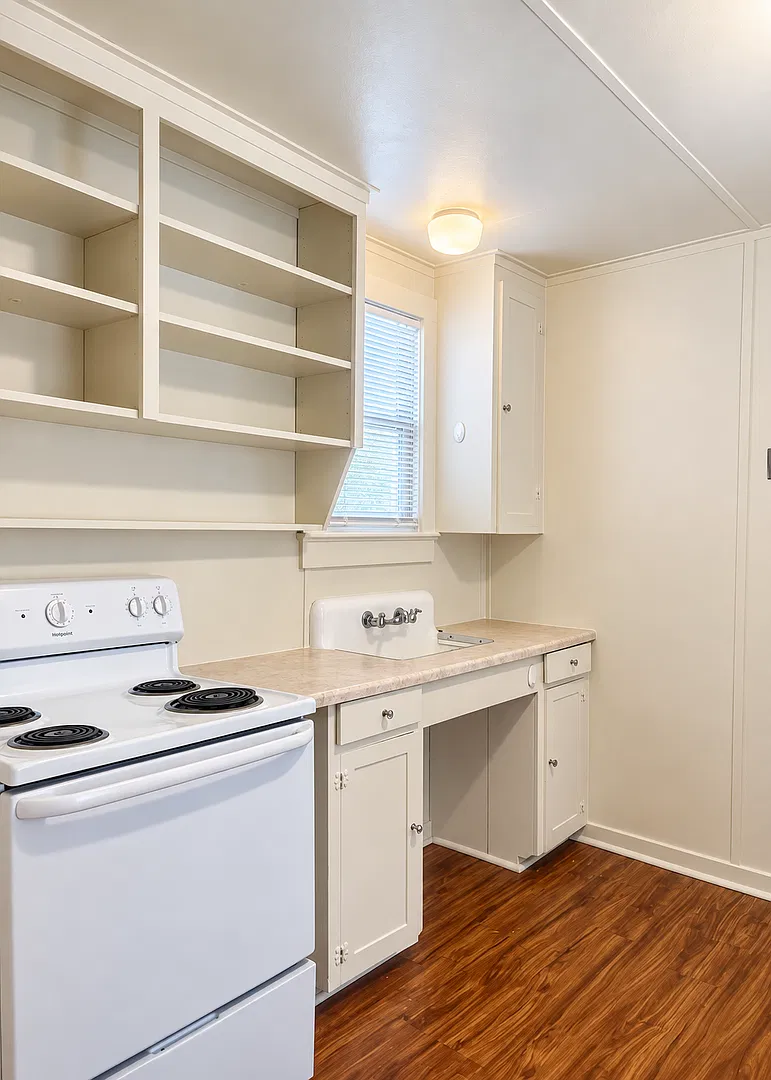 *Move In Special $500 Off First Months Rent* 1 Bed 1 Bath House Near Downtown — Photo 2