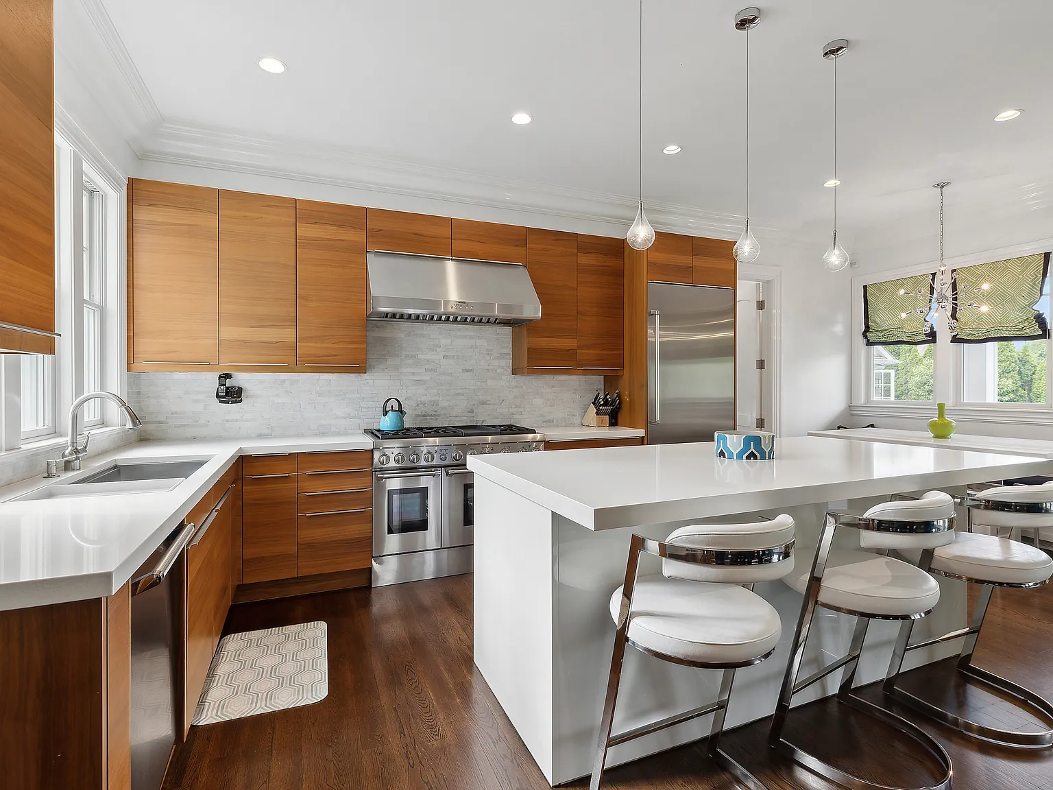Exquisite 6-Bed Modern Traditional Home in Southampton Village. — Photo 4