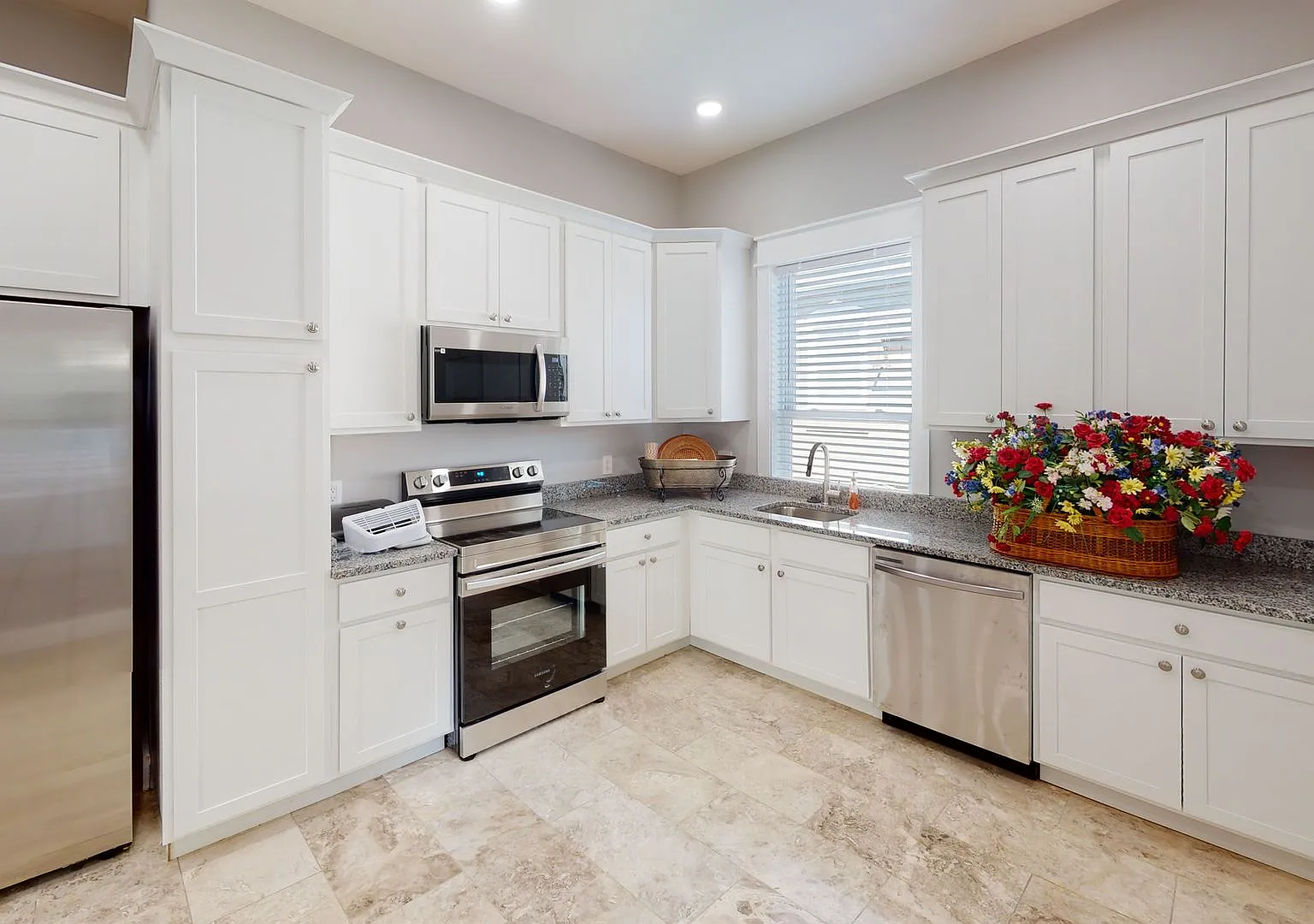 6BR in Fort Sanders | Walk to UTK & Neyland Stadium — Photo 1