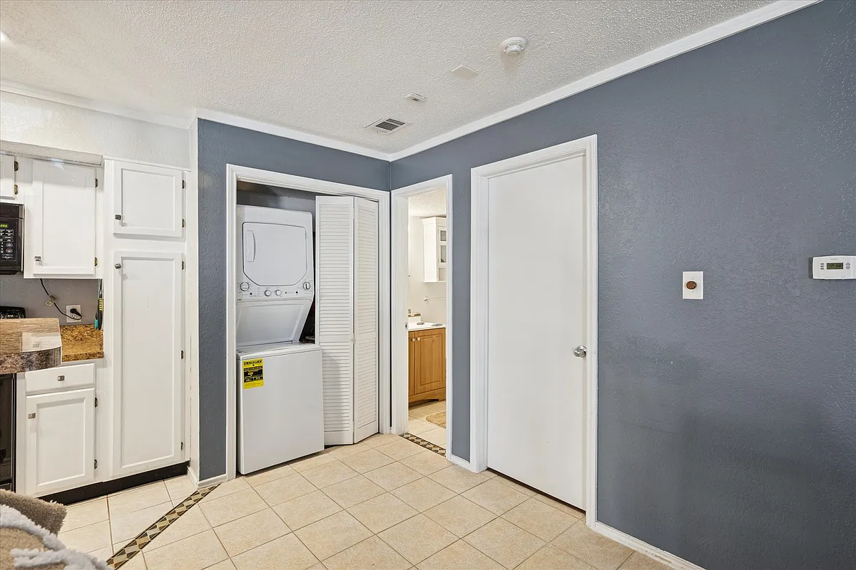 Building Photo - 2300 Balsam Dr #G105