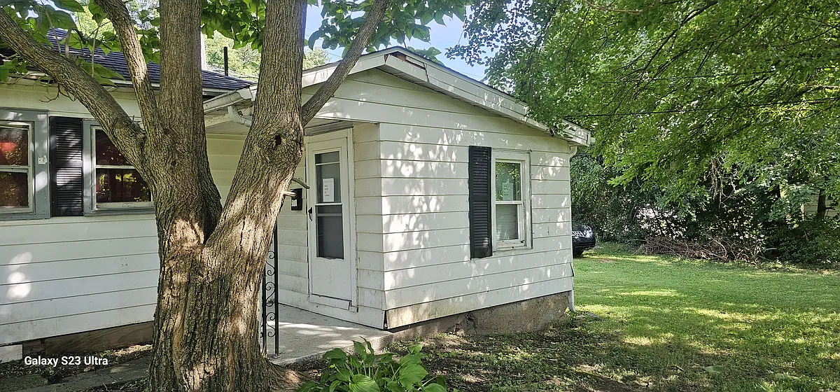 Photo 2 of 10 - 1107 E 8th St - Anderson, IN Front Entry to unit - 1107 E 8th St