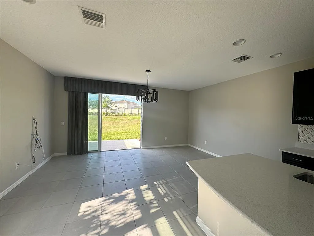 3 bed, 2.5 bath, 1859 sqft, $2,400 — Photo 4