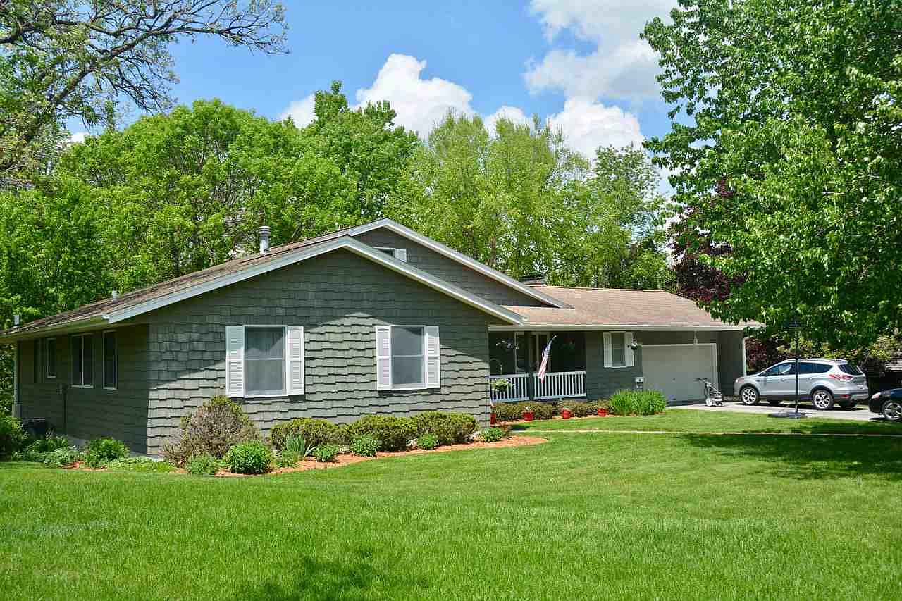 805 Linden St, Decorah, IA 52101 Zillow