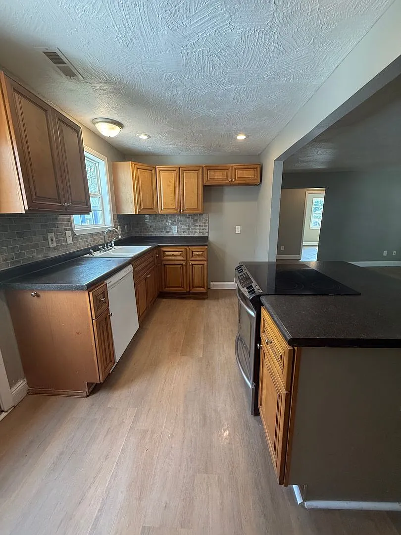 Spacious 3 Bedroom 2 Bathroom Home Available NOW! — Photo 4