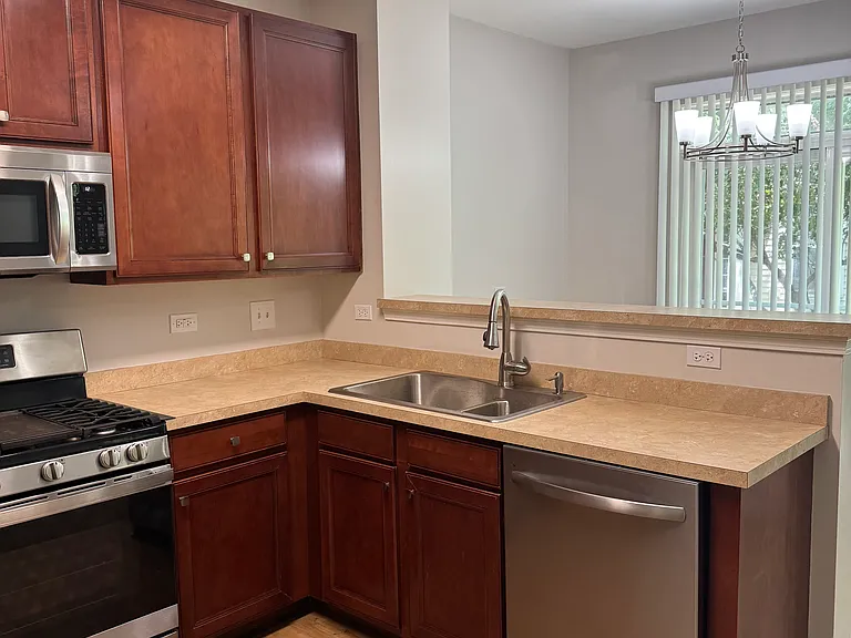 2252 Claremont Ln — Photo 8