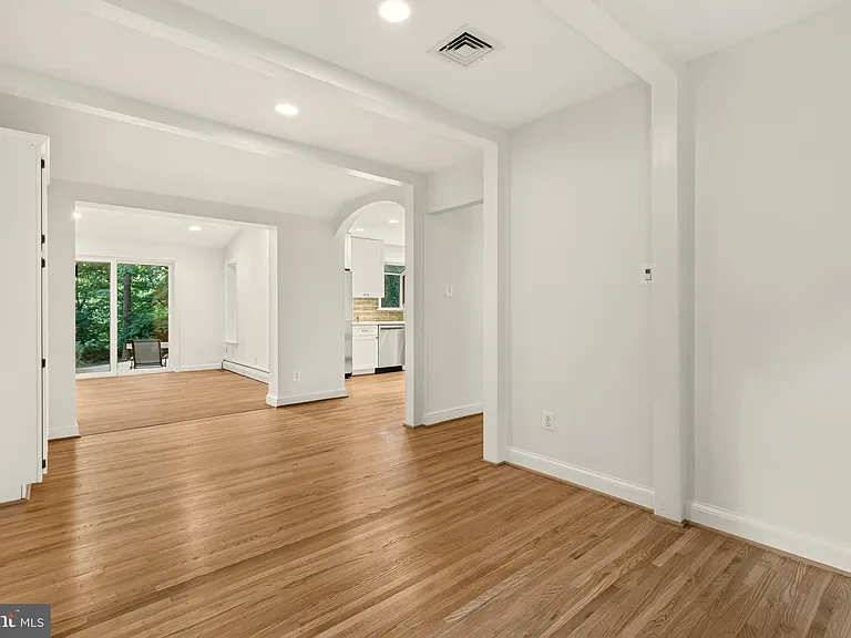 2375 N Vernon St — Photo 17