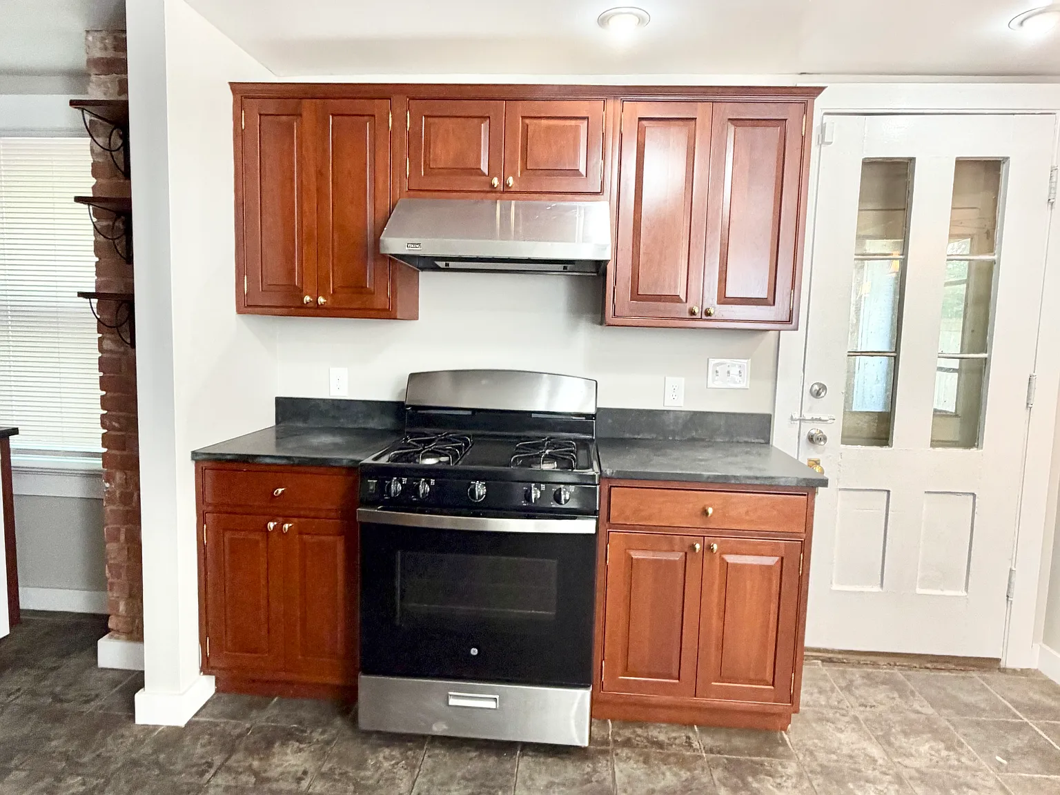 5 bed, 2000 sqft, $3,150 — Photo 1