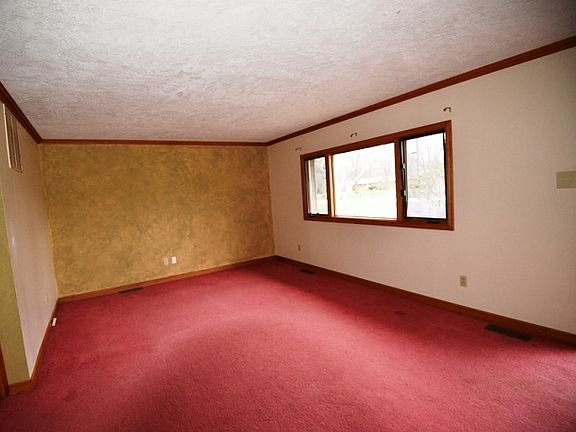 4th image of 702 Iroquois Trl