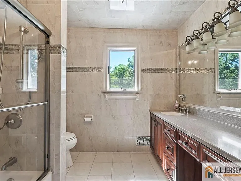 16 Phyllis Pl — Photo 28