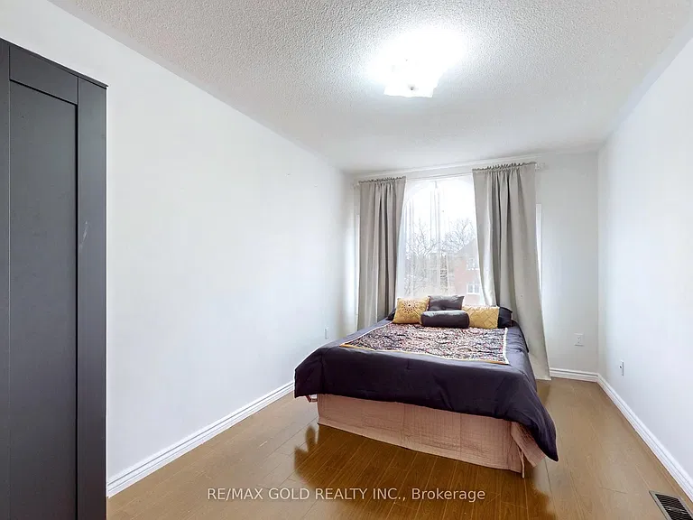 4 Treepark St — Photo 17