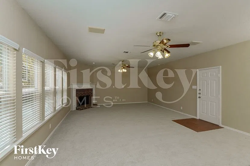 4 bed, 2.5 bath, 3048 sqft, $2,550 — Photo 2