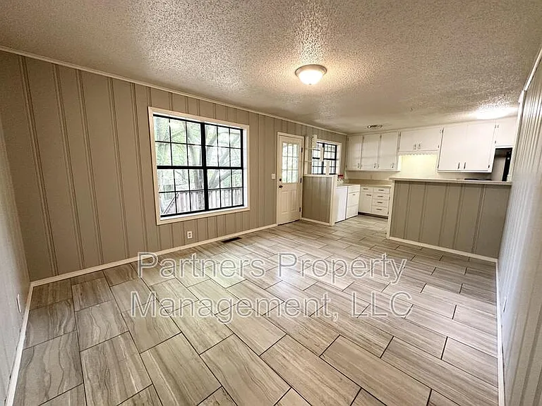 2201 W Deane St — Photo 11