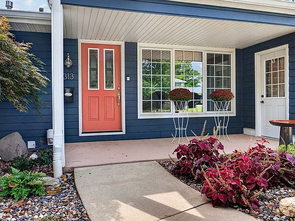 3rd image of 313 Vista Dr