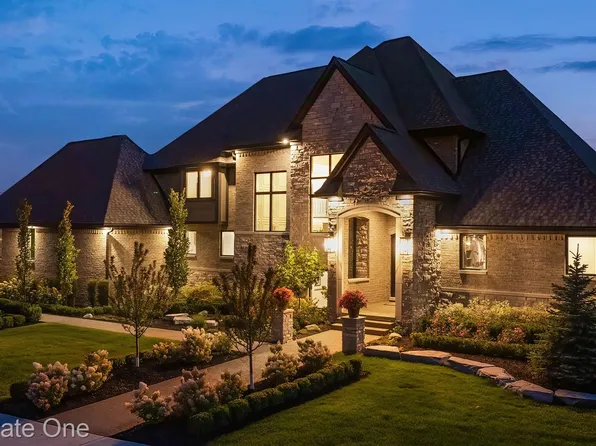 8905 Ridge Dr, Washington, MI 48095