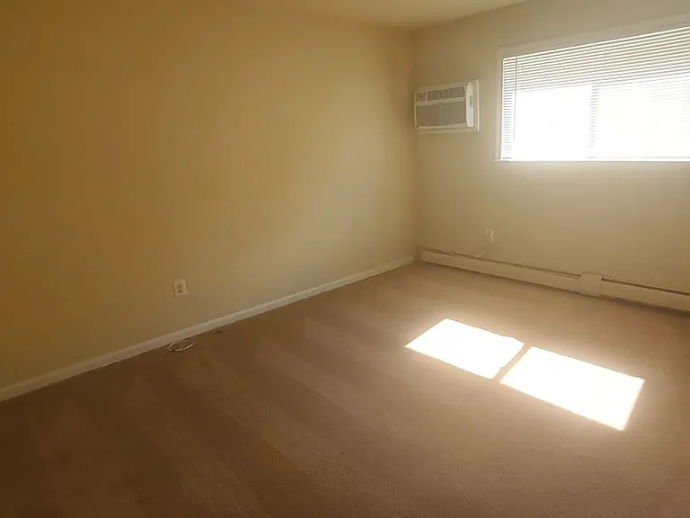 HOLLY GARDEN APARTMENTS — Photo 25