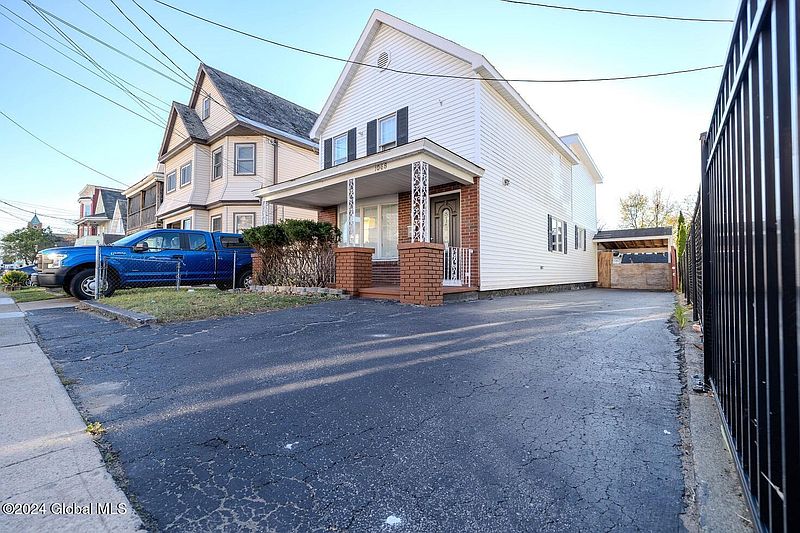 4th image of 1068 Congress Street