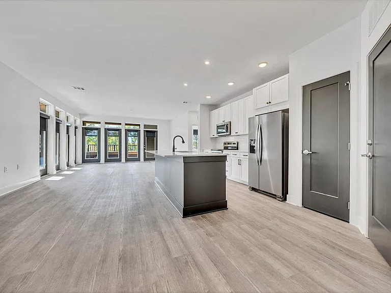 Luxe 360 on Centerpointe — Photo 24