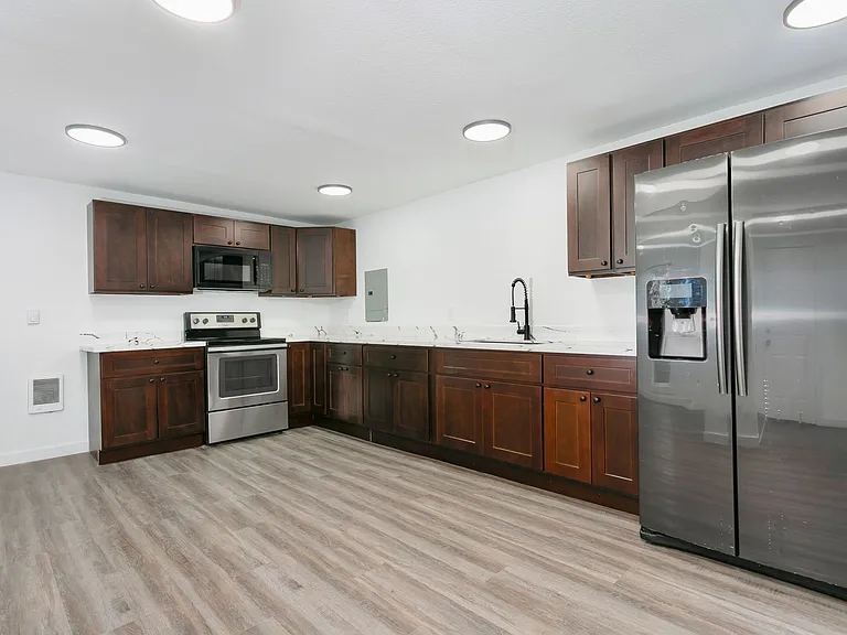 4919 Waller Rd E — Photo 23