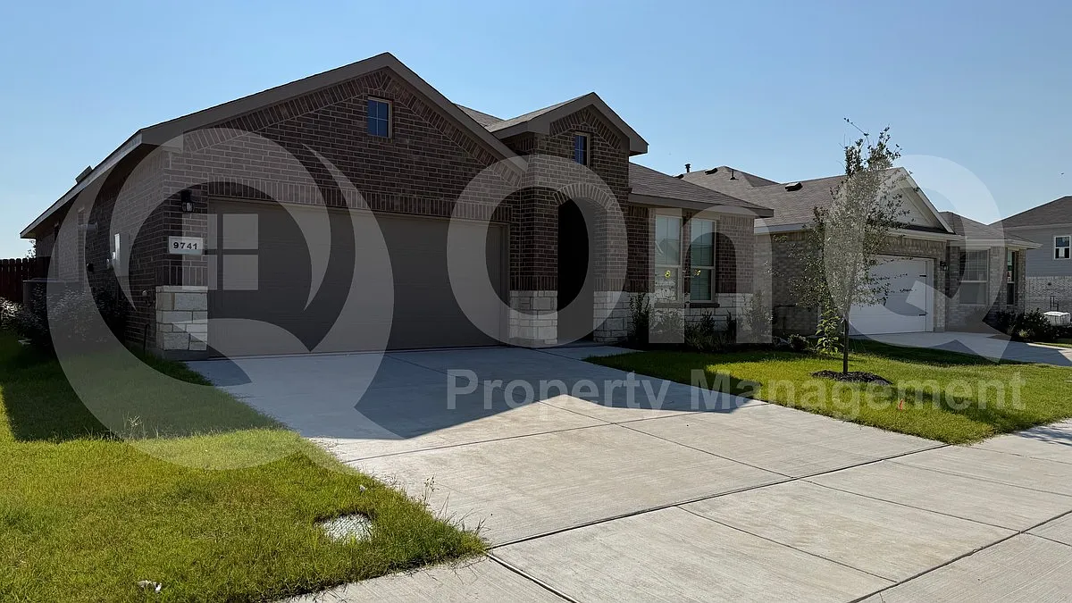 4 bed, 2.5 bath, 2033 sqft, $2,199 — Photo 3