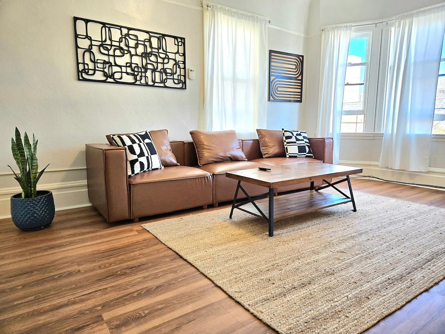 3 bed, 2.0 bath, $6,495 — Photo 2