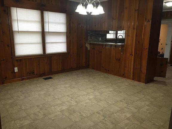 3rd image of 106 E Buckoak St