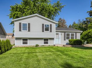 304 S Beck Rd, Lindenhurst, IL 60046