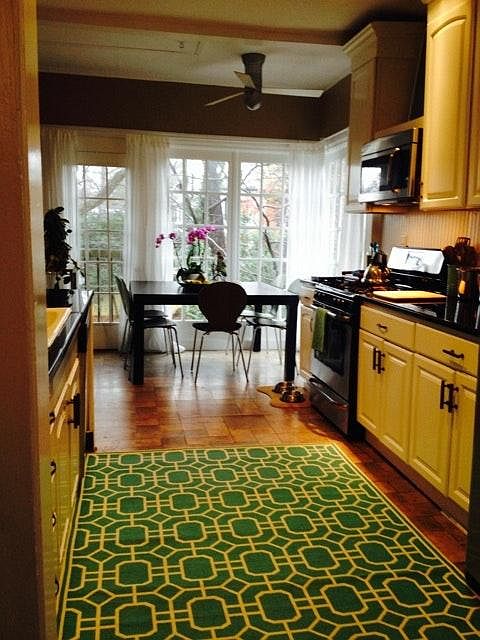 Kitchen/Glassed in Breakfast Nook