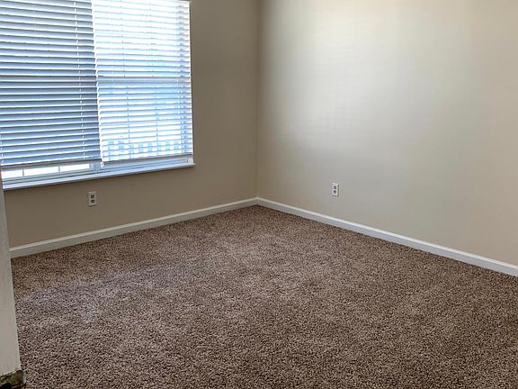 4th image of 2327 Parkview Ave