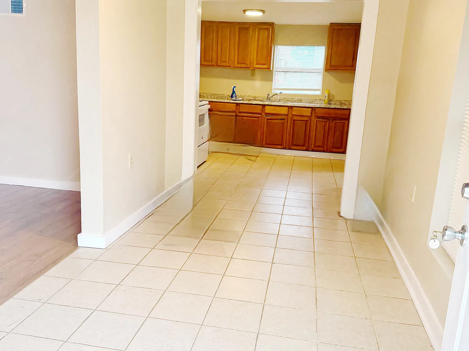 2 bed, 864 sqft, $1,300 — Photo 2