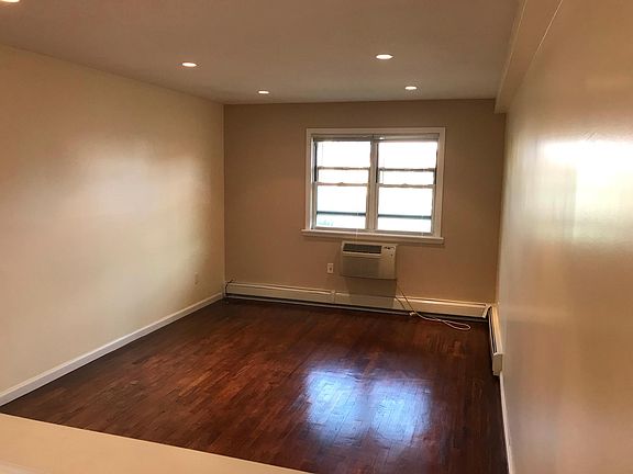 3rd image of 15416 Locke Ave #1