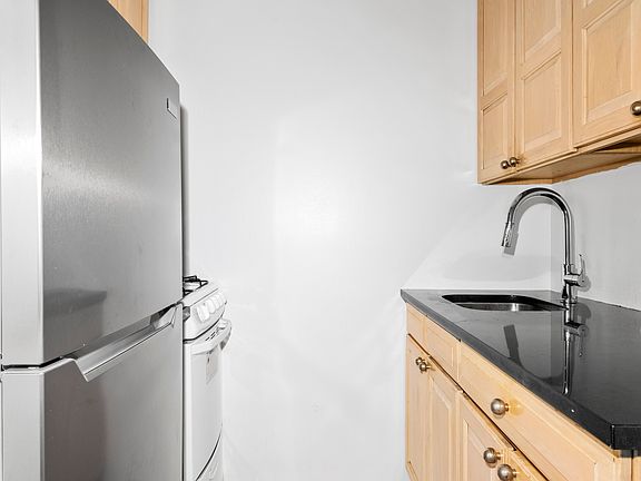 2nd image of 457 W 46th St APT 5b