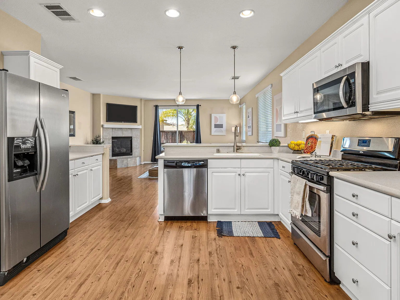 3 bed, 1640 sqft, $3,000 — Photo 4