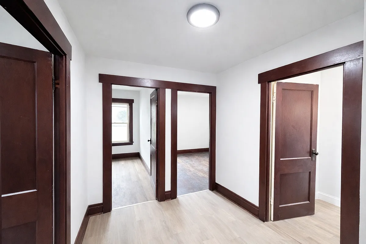 Building Photo - 20 Macamley St #1